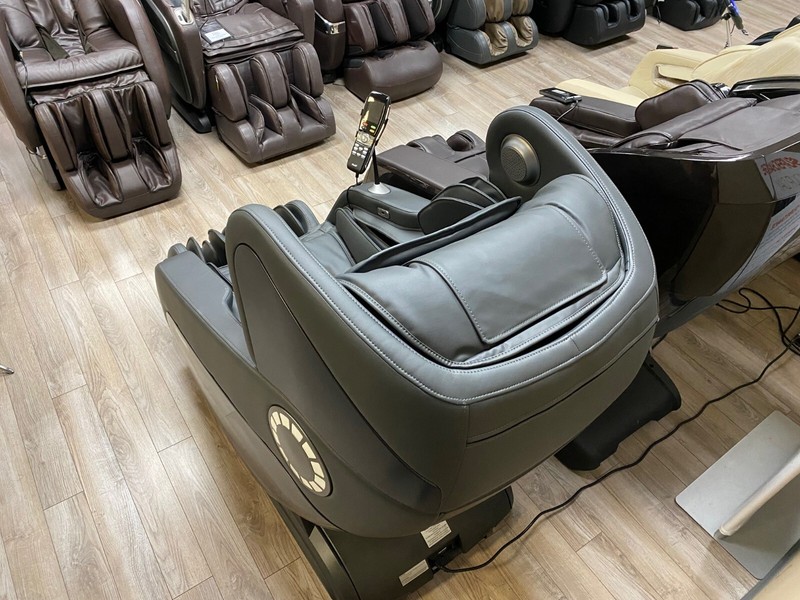 Osaki Hiro L-Track Heated Zero-G Bluetooth USB Charger 3D Massage Chair Gray gallery
