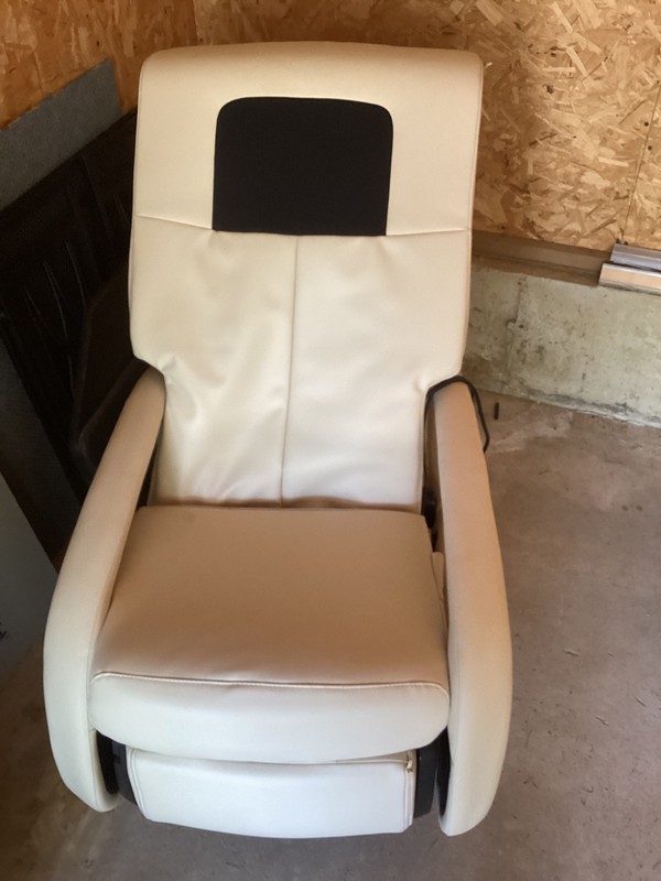 Whole Body 5.1 Electric Massage Chair made by HumanTouc