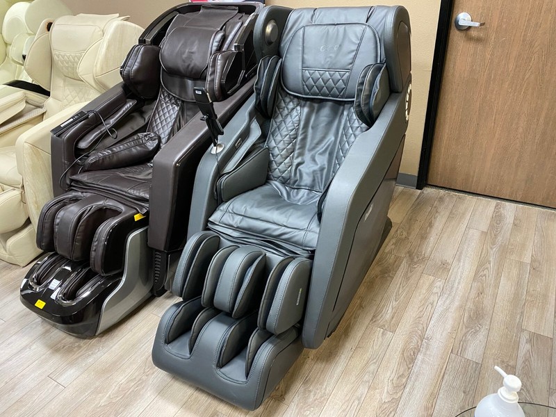 Osaki Hiro L-Track Heated Zero-G Bluetooth USB Charger 3D Massage Chair Gray