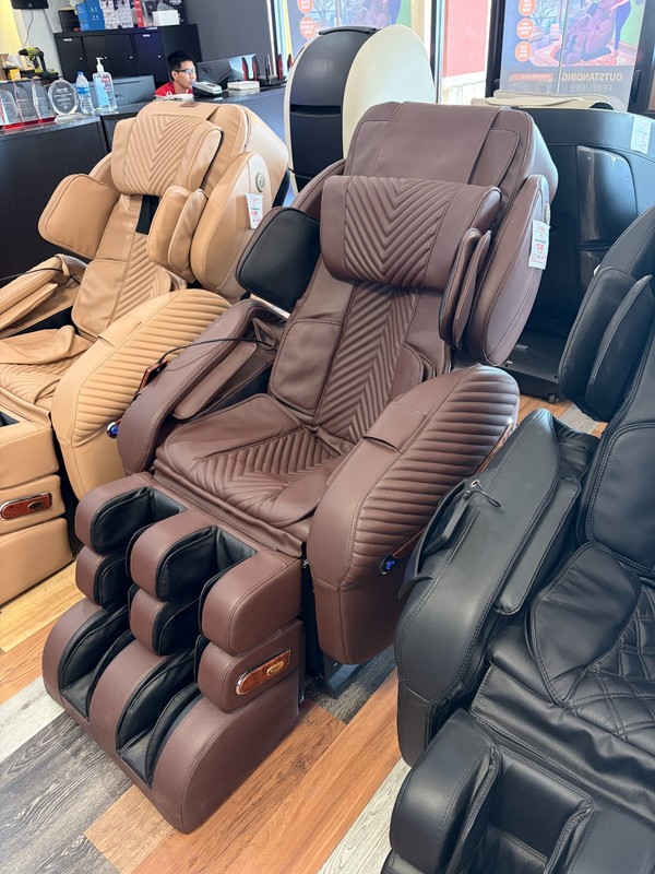 Luraco i9 Max Plus Massage Chair - MADE IN USA - FREE SHIPPING gallery