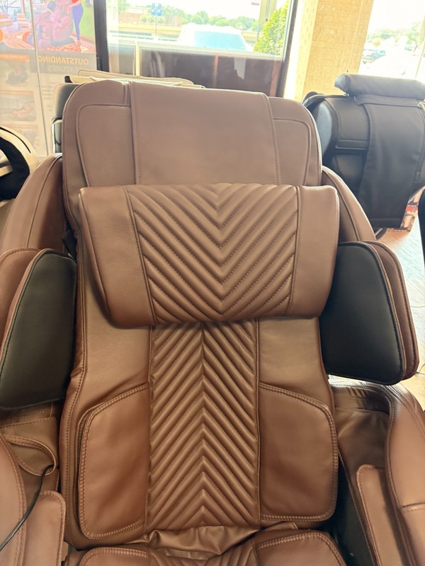 Luraco i9 Max Plus Massage Chair - MADE IN USA - FREE SHIPPING gallery