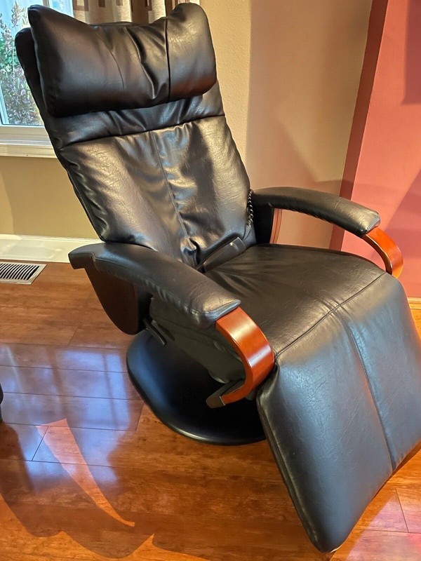 Reclining Black Massage Chair – Excellent Condition – Modern
