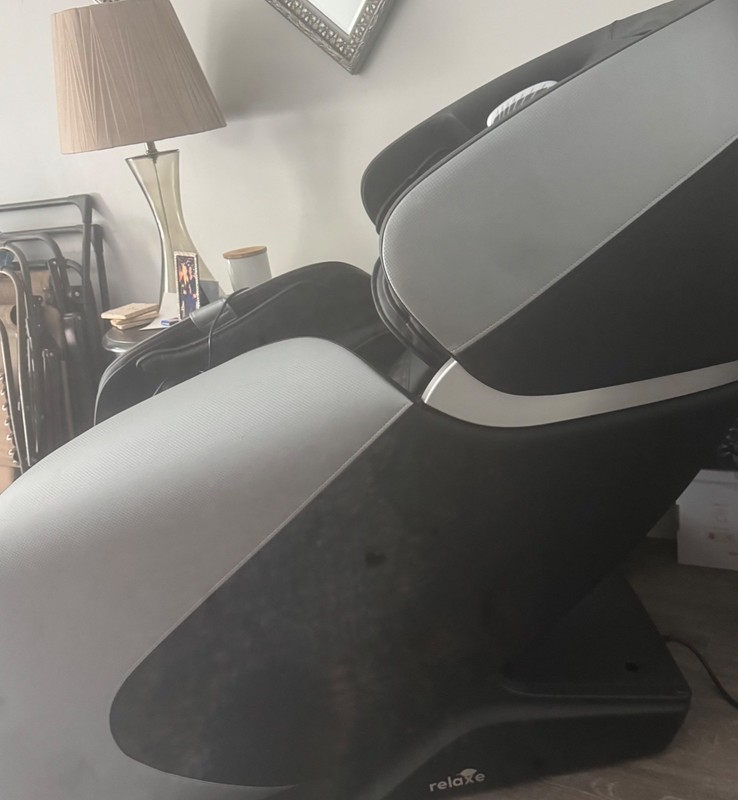 RELAXE ZERO-GRAVITY SHIATSU MASSAGE CHAIR WITH HEATING gallery