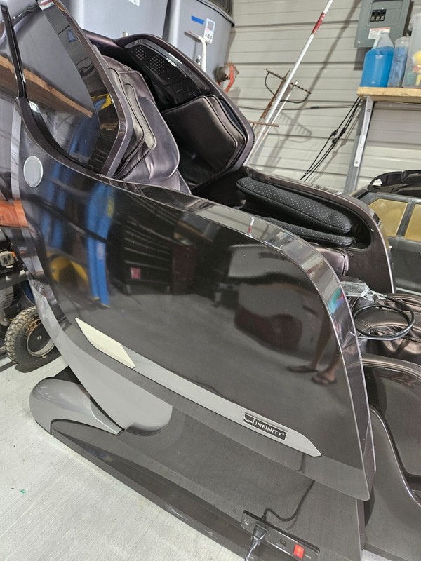 3D Imperial Infinity Massage Chair. Slightly used.. Everything works. gallery
