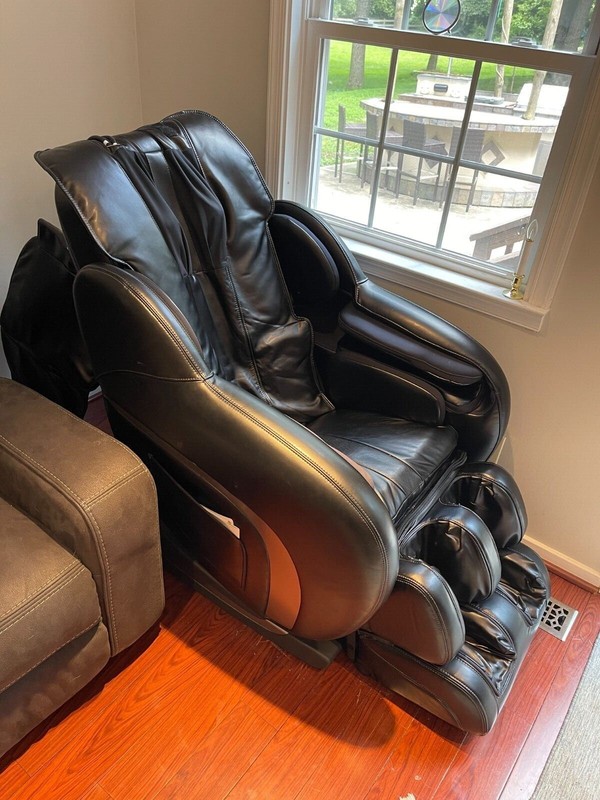 OSIM uAstro2 Zero Gravity Massage Chair with heat feature. gallery