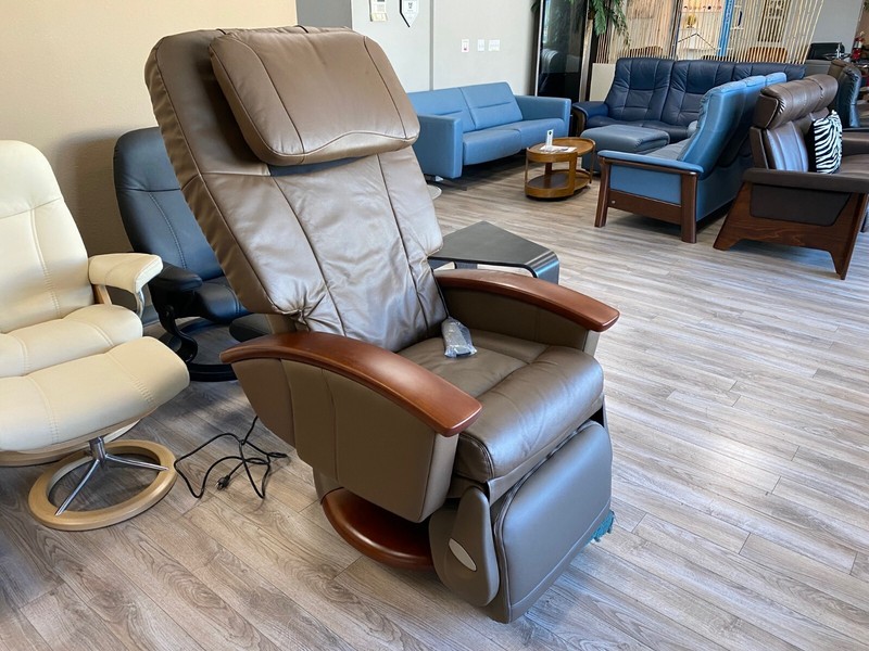 💥 Human Touch HT-136 Massage Chair Massaging Recliner - Cashew Leather Pad Set gallery