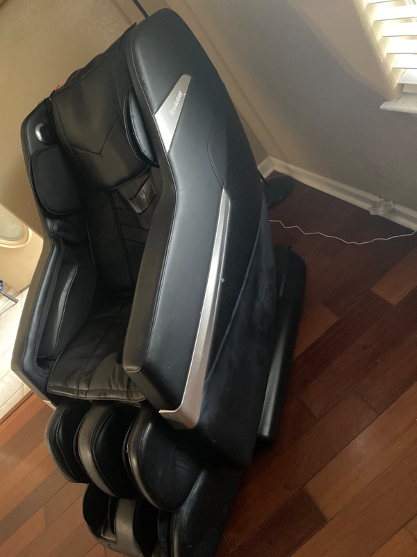 brookstone massage chair - model 250 black leather. Rarely used. Minor scratch gallery