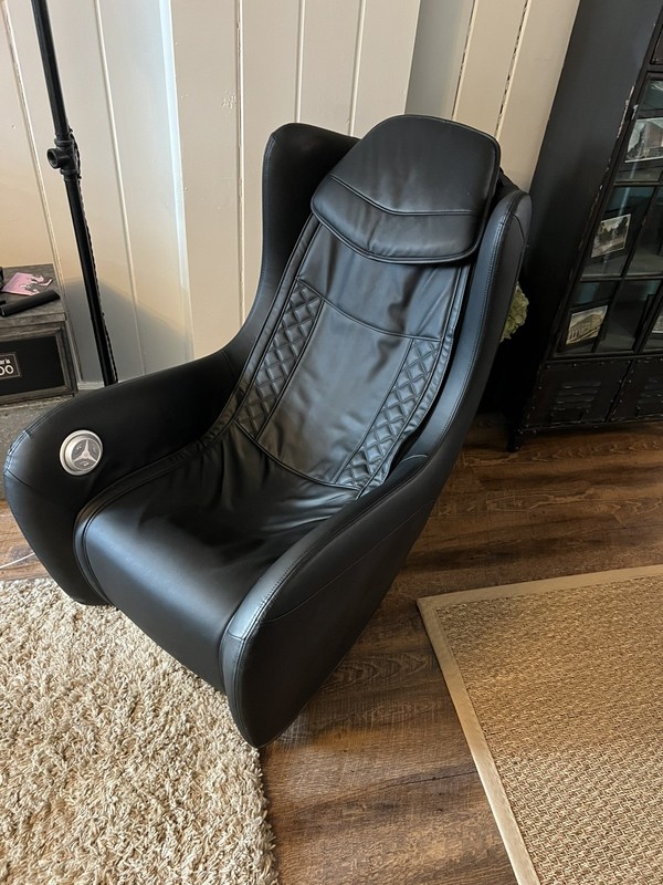 INSIGNIA MASSAGE CHAIR NS-MGC200BK2 LOCAL PICKUP ONLY!!! gallery