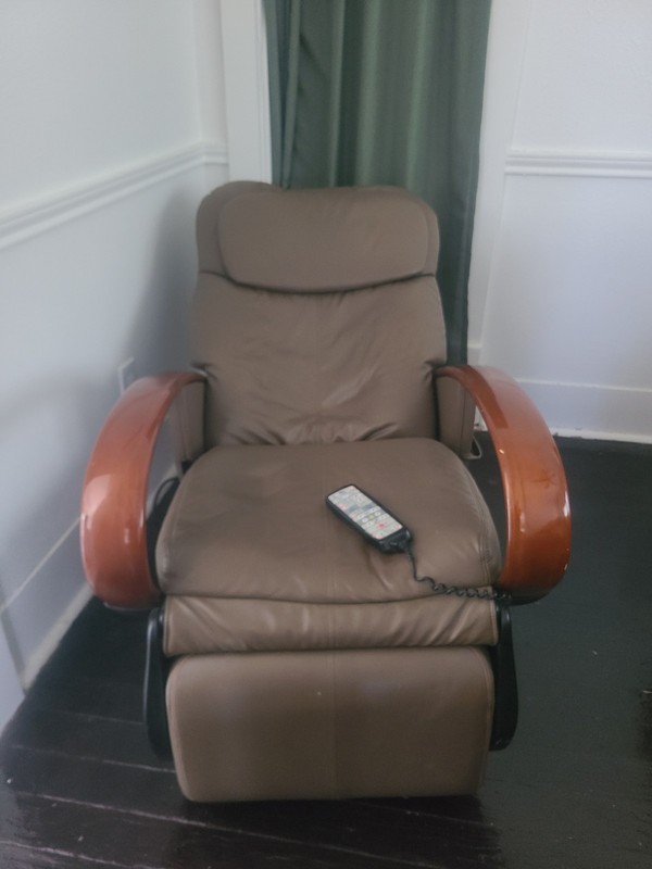 HTT-10CRP Human Touch Technology Roller Massage Chair Recliner Cashew Used gallery