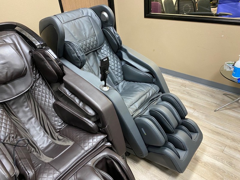 Osaki Hiro L-Track Heated Zero-G Bluetooth USB Charger 3D Massage Chair Gray gallery