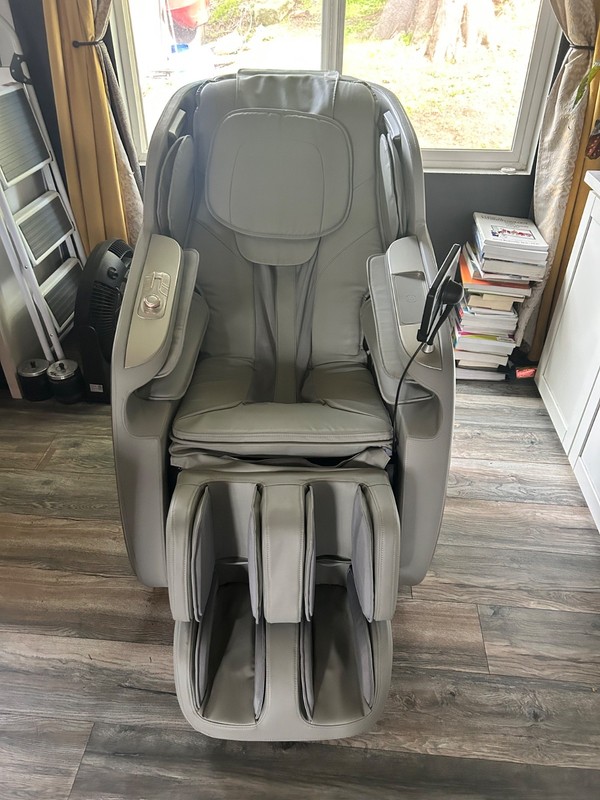 massage chair artist hand brand new. Has been sat in and used maybe 15-20 times. gallery