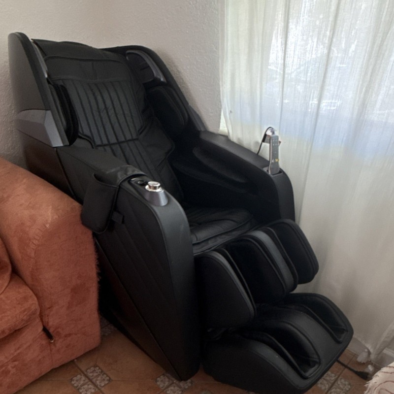 Insignia NS-MGC600BK2 Electric Massage Chair Black Solid Pattern