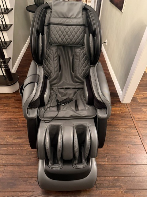 Osaki OS-4d Pro Maestro Massage Chair w/ Zero Gravity. Made in Japan Barely Used gallery