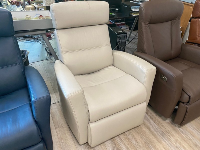 IMG Divani RM325 Large Power Wallsaver Recliner Chair Trend T417 Cinder Leather gallery
