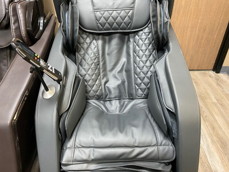 Osaki Hiro L-Track Heated Zero-G Bluetooth USB Charger 3D Massage Chair Gray gallery