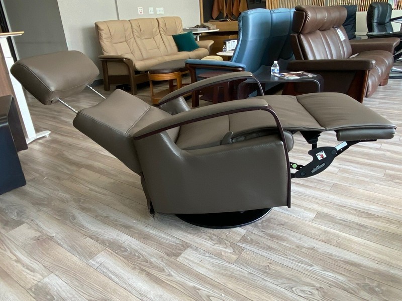 Leather IMG Peak Large Manual Swivel Relaxer Swing Rocker Recliner Rocker Chair gallery