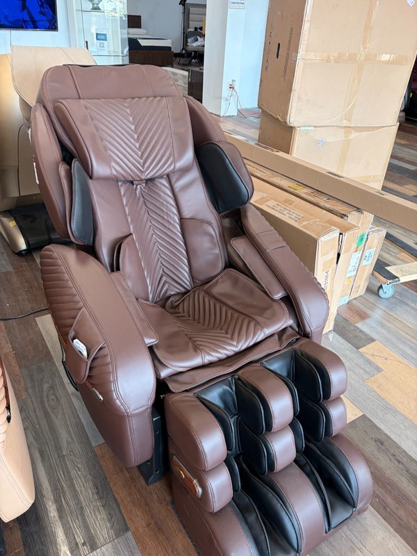 Luraco i9 Max Plus Massage Chair - MADE IN USA - FREE SHIPPING gallery