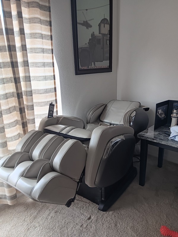 Luxury Massage Chair (EXCELLENT CONDITION) $1,400 gallery