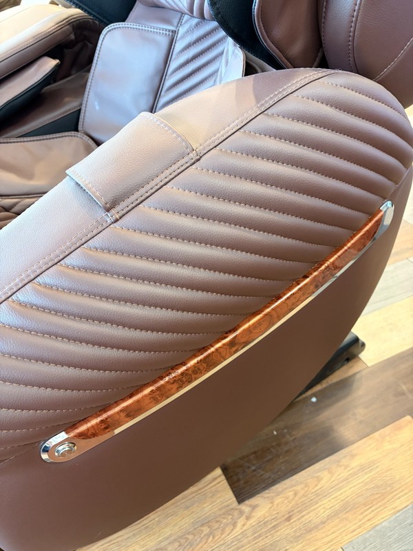 Luraco i9 Max Plus Massage Chair - MADE IN USA - FREE SHIPPING gallery