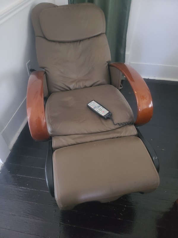 HTT-10CRP Human Touch Technology Roller Massage Chair Recliner Cashew Used