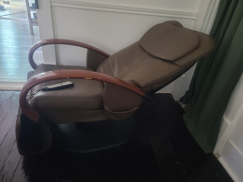 HTT-10CRP Human Touch Technology Roller Massage Chair Recliner Cashew Used gallery