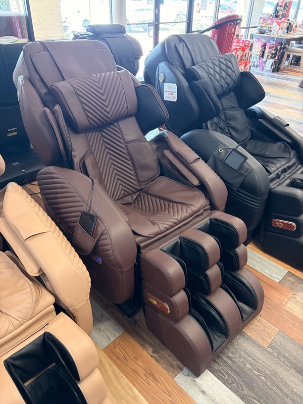 Luraco i9 Max Plus Massage Chair - MADE IN USA - FREE SHIPPING gallery