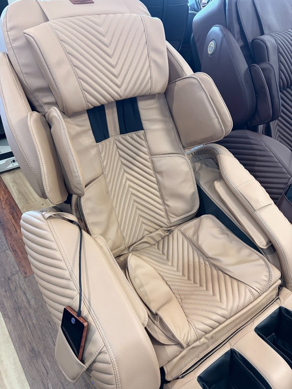 Luraco i9 Max Plus Special Edition Dual 3D Split L-Track Massage Chair gallery