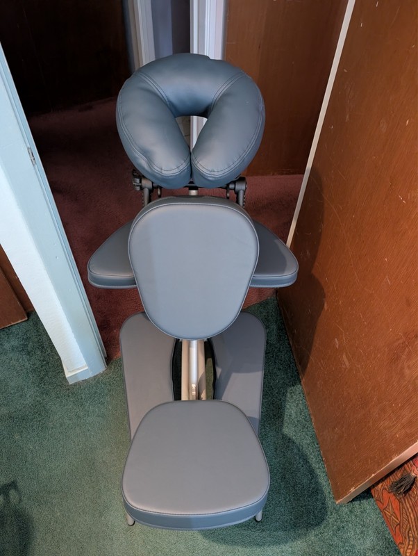 Earthlite vortex massage chair in new condition. Nice blue color