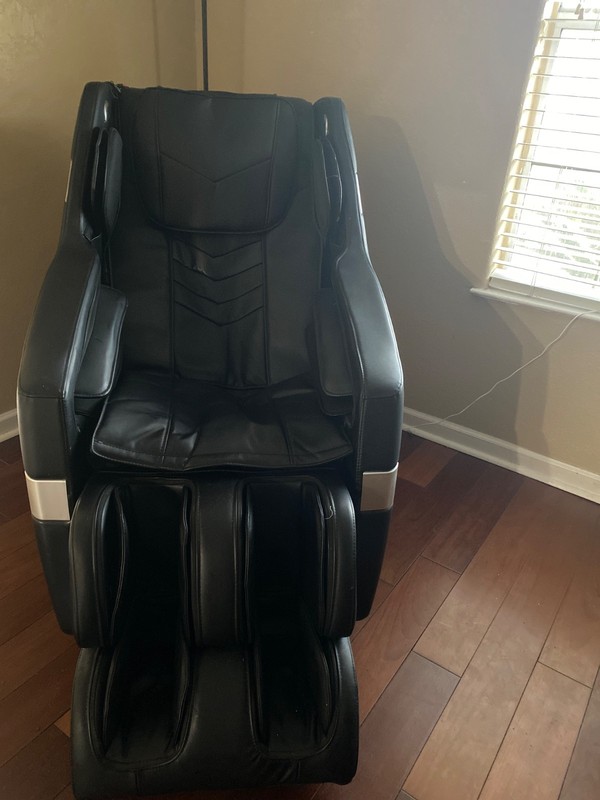 brookstone massage chair - model 250 black leather. Rarely used. Minor scratch