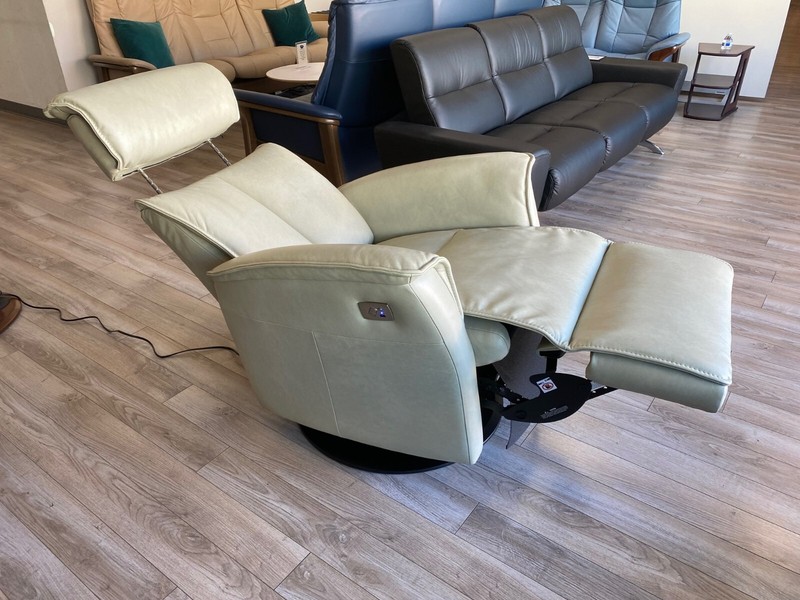 IMG Duke RM285 Medium Power Relaxer Recliner Chair Sauvage S557 Chalk Leather gallery