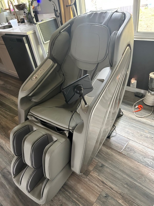 massage chair artist hand brand new. Has been sat in and used maybe 15-20 times. gallery