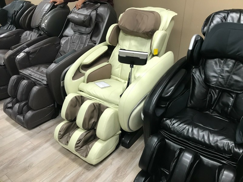 Osaki OS-4000 Cream Zero Gravity Massage Chair Recliner - Refurbished