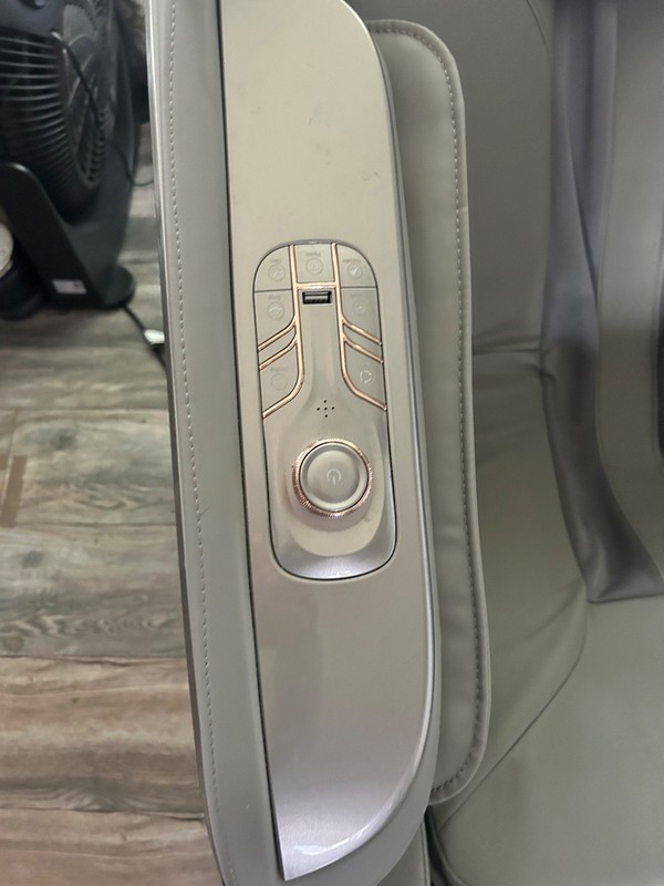 massage chair artist hand brand new. Has been sat in and used maybe 15-20 times. gallery