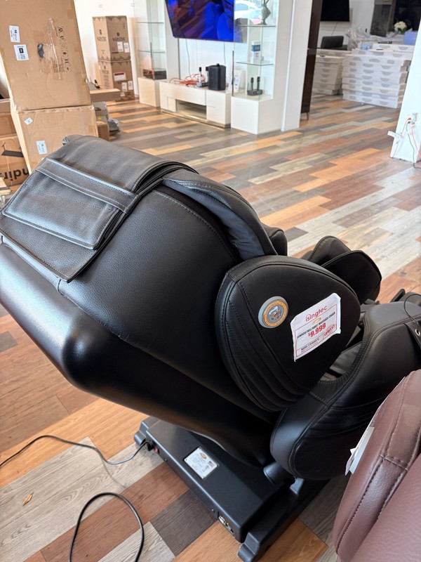 Luraco Model 3 Hybrid SL Massage Chair gallery