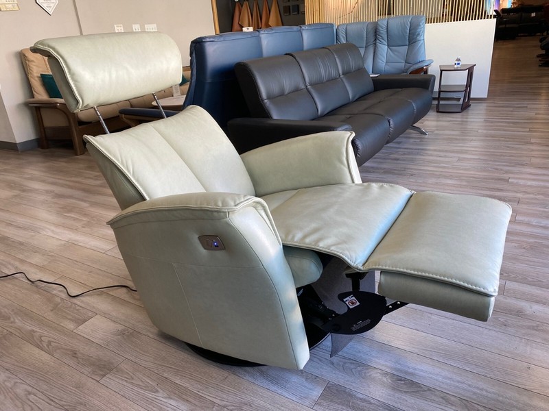 IMG Duke RM285 Medium Power Relaxer Recliner Chair Sauvage S557 Chalk Leather gallery