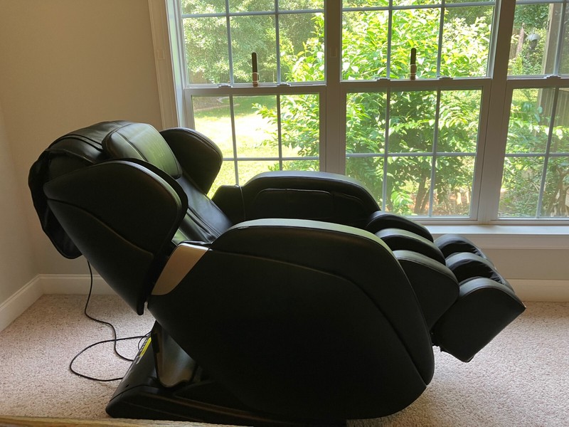 Full body shiatsu massage chair (Fuji's FJ-5500)