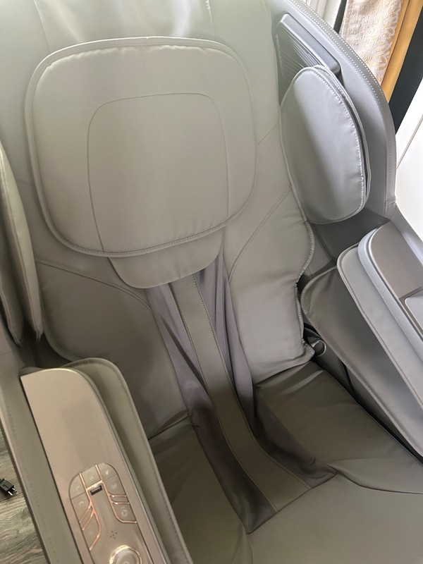 massage chair artist hand brand new. Has been sat in and used maybe 15-20 times. gallery