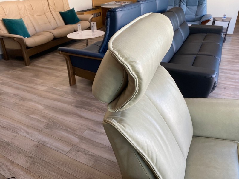 IMG Duke RM285 Medium Power Relaxer Recliner Chair Sauvage S557 Chalk Leather gallery