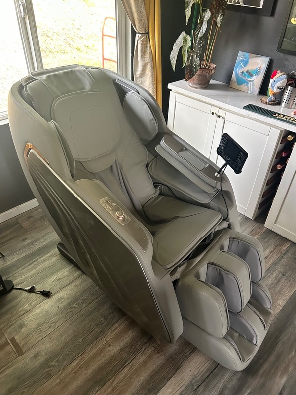 massage chair artist hand brand new. Has been sat in and used maybe 15-20 times. gallery