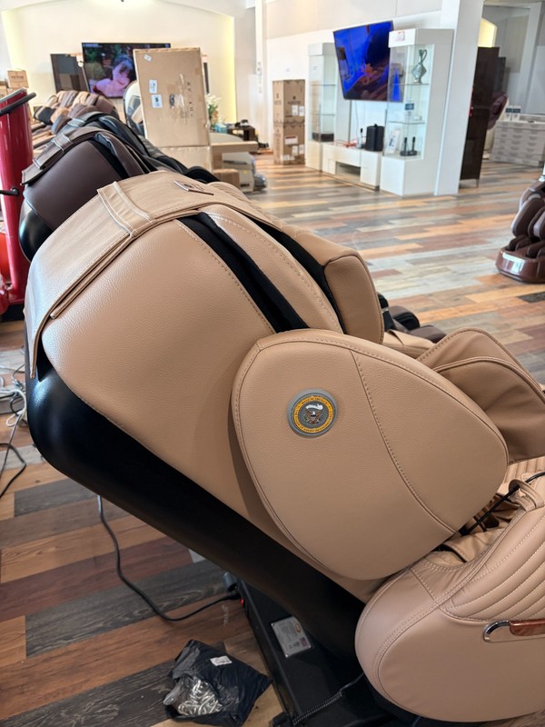 Luraco i9 Max Plus Special Edition Dual 3D Split L-Track Massage Chair gallery