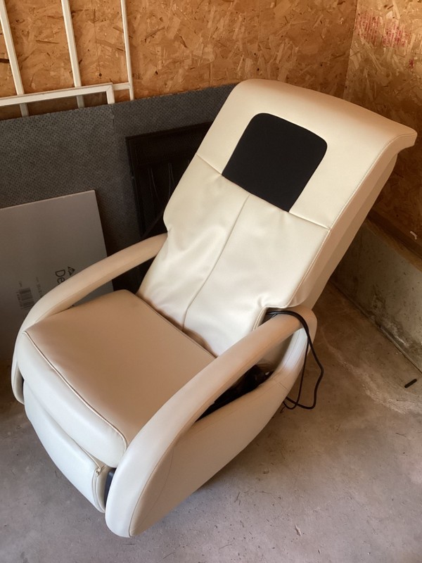 Whole Body 5.1 Electric Massage Chair made by HumanTouc gallery