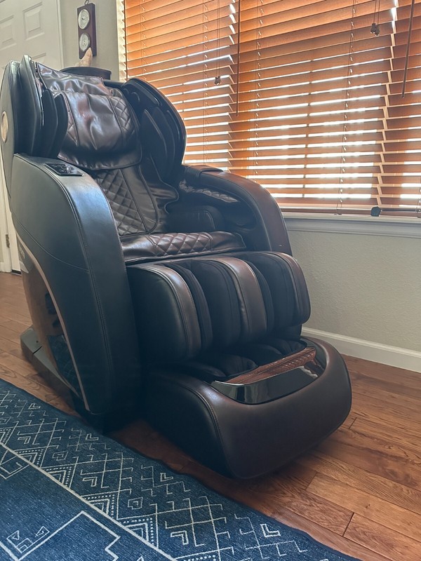 Kyota M888 4D Massage Chair – Grade A – Black/Brown
