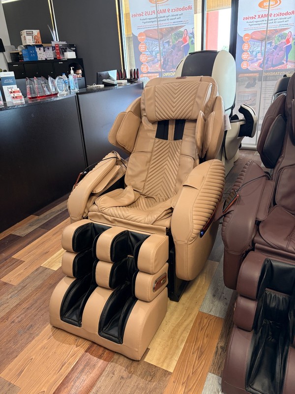 Luraco i9 Max Plus Special Edition Dual 3D Split L-Track Massage Chair gallery