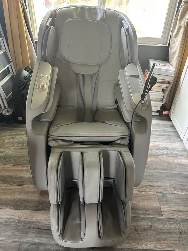 massage chair artist hand brand new. Has been sat in and used maybe 15-20 times.