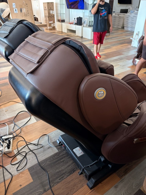 Luraco i9 Max Plus Massage Chair - MADE IN USA - FREE SHIPPING gallery